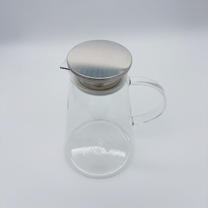 Glaskaraffe mit Metalldeckel