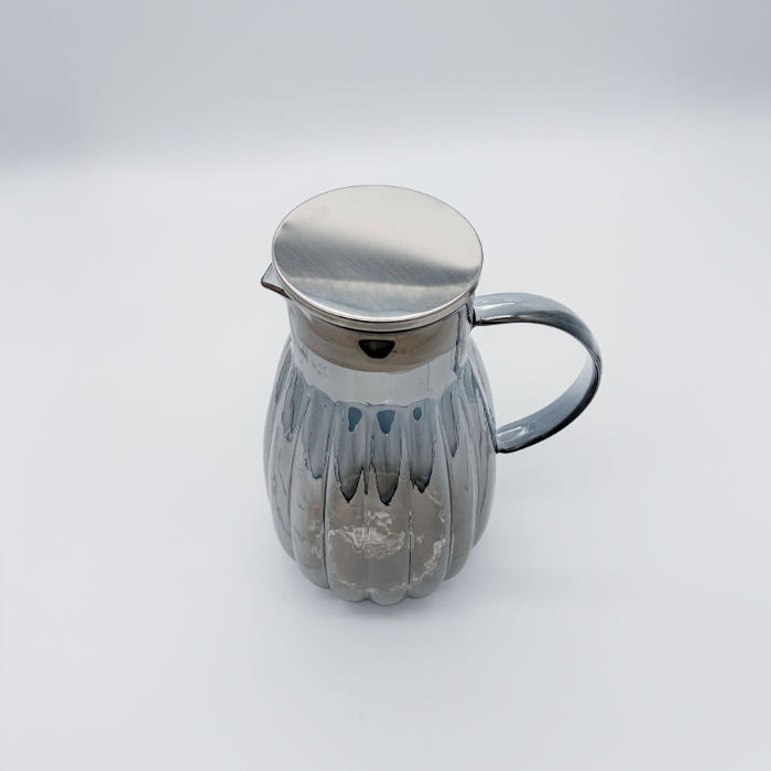 Glaskaraffe mit Metalldeckel