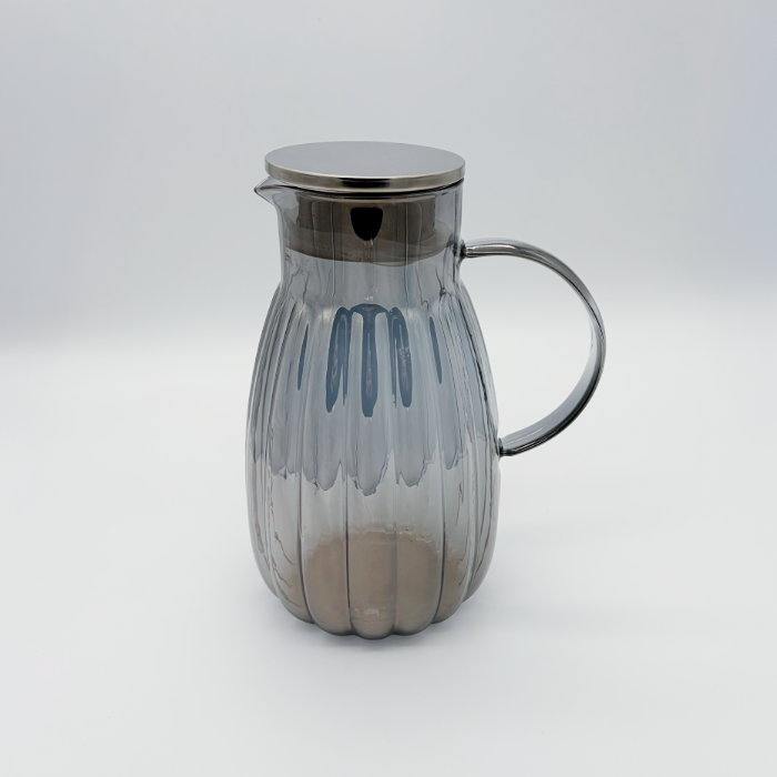 Glaskaraffe mit Metalldeckel