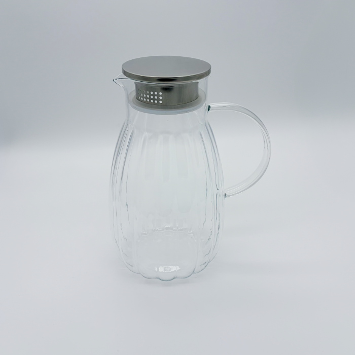 Glaskaraffe mit Metalldeckel