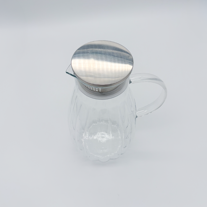 Glaskaraffe mit Metalldeckel