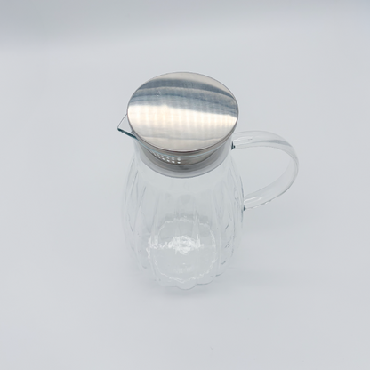 Glaskaraffe mit Metalldeckel