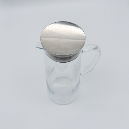 Line Glaskaraffe mit Metalldeckel